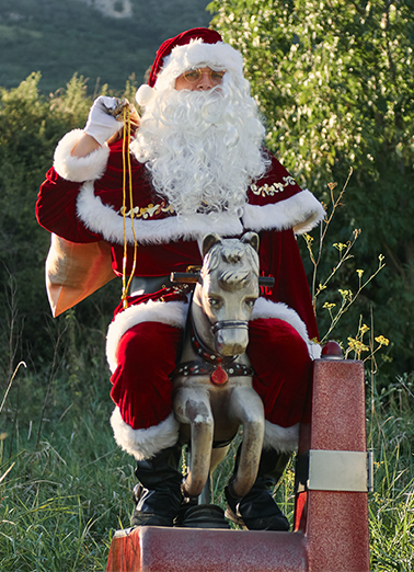 Flu Outbreak Santa Ecard Cover